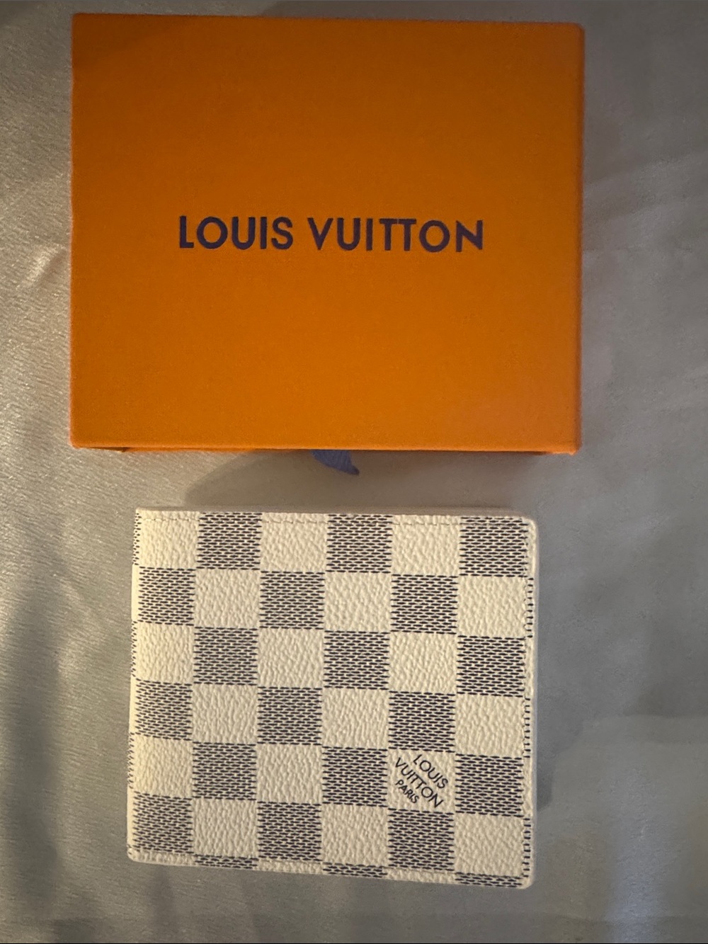 Louis Vuitton Damier Azur Marco wallet in the white and grey checkered leather!